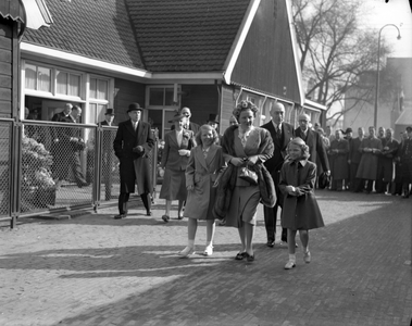 405207 Afbeelding van het bezoek van Koningin Juliana, Prinses Beatrix en Prinses Irene aan de 52ste Jaarbeurs te ...